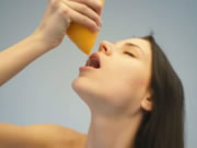 極品裸體鬼妹飲橙汁