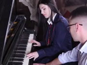 女子高生裝學妹練習鋼琴時同男輔導激情