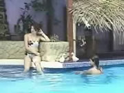 哥斯大黎加公共游泳池比堅尼正妹露奶