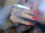 印尼賣婬女一邊抽煙一邊自慰