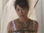 日本新娘畀綁喺地板上