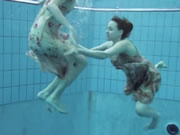 水下兩個靚女裸體游泳