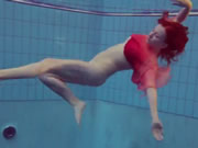 泳池入面嘅紅髮女郎