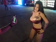 泰國巨乳騷女在廣場跳騷舞給路人拍