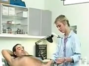 歐洲經典 女醫生檢查男患者身體