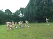日本女足隊員正在赤身裸體練球