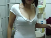 條女廁所拎佢條撚出嚟舐含